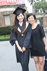 夏明月老師與女兒張子柔(圖左)在台大校門口合影。(圖:夏明月臉書)