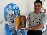 歡迎麗星郵輪寶瓶星號遊馬祖,縣府製作媽祖塑像風燈盒贈送登記團遊遊客,做為紀念。(圖:馬祖日報編輯部)