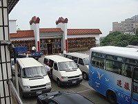 　馬祖酒廠接待室前方經常性呈現人車爭道的窘境，本月17日差點發生遊覽車倒車壓傷遊客意外，為避免發生危險維持廠區安全，7月1日起所有觀光車輛不得駛入酒廠。（圖／文：劉秋月）