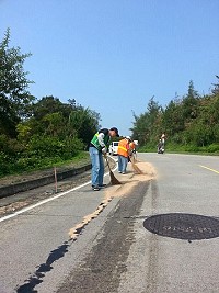 梅石(幹訓班後方)路段發生嚴重柴油漏油,環保局緊急處理。(圖:宋志富)