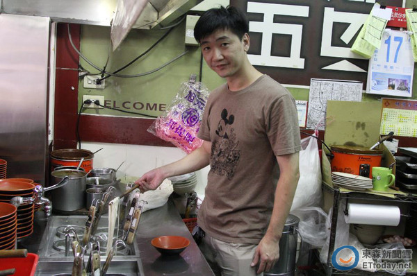 ▲馬祖麵店目前由第二代吳國興掌店,店內不但維持母親的醬汁,還依照馬祖三寶開發了新菜色。(圖/記者洪聖壹攝)