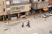 　縣府參加101年度「市區道路人行環境無障礙考評」獲得偏遠及離島縣市組第一名，內政部營建署日前來函表示可申請1000萬元補助，圖為介壽公車站附近的人行環境與道路。（圖／文：邱竟瑋）