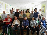 社團法人台灣照顧服務家事協會理事蔡金花(右4)致贈大同之家自創防跌衣,由主任陳麗玲(右3)代表接受,並指導使用方式。(圖/文:曹重偉)