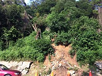 　縣府7日與軍方共同會勘八八坑道旁崩坍山壁，初步排除上方營舍立即塌陷的疑慮。（圖：縣府工務局提供）