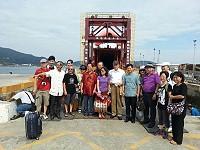 縣府文化局與新竹生活美學館合作第三年舉辦「卡蹓馬祖-兩岸藝術家寫生聯展」,今年邀請多位兩岸三地的知名畫家赴東引寫生,一行人已於昨日搭乘臺馬輪前往東引。(圖/文:劉秋月)