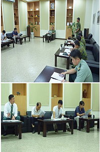 (上圖)馬防部邀集縣政府交通局、航空站及立榮航空公司等單位。研討C-130運輸機試航相關配合事項。(下圖)會中氣氛熱絡研討C-130軍機試航與軍包機位釋出相關整備事項,以促進地方發展達到軍民互惠效益。(圖/文:呂則賢)