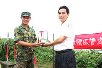 　章指揮官代表馬防部致贈五七戰防砲紀念模型予馬管處北竿遊客中心。（圖／文：羅尹江）