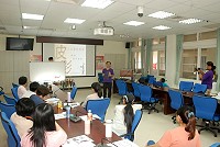 連江縣102年度國民教育輔導團辦理精進教學計畫「藝術與人文」領域22日辦理教學增能課程,邀請影子傳奇劇團來馬指導皮影戲於國中小教學的應用。(圖/文:邱竟瑋)