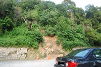 今年5月下旬疑似因大雨坍方的南竿八八坑道旁山壁,縣府工務局已委請顧問公司完成設計,預計1週內展開復建工程。(圖/文:邱竟瑋)