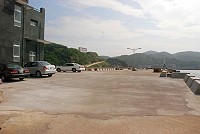 南竿福澳漁港碼頭加高及周邊改善工程,已完成最重要的碼頭加高本身,目前正在進行周邊改善項目。(圖/文:邱竟瑋)