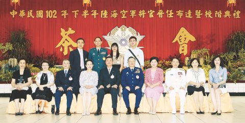 國防部長高華柱26日主持「中華民國102年下半年陸海空軍將官晉任布達暨授階典禮」,為全子瑞等二十五位晉任將領授階,並逐一與晉任人員握手致意,肯定他們在工作績效的傑出表現。隨後高部長也與晉任人員、家屬一同合影留念。(軍聞社、記者蕭示恩攝)