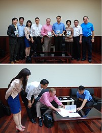 美商懷德公司總裁威廉•懷德再度拜會縣府,表達懷德公司持續努力的規劃進度,甚至出版一本「馬祖夜未眠」,說明馬祖現況及亞洲地中海的規劃,以及其他國家的開發案例,並致贈縣府以表達投資建設馬祖的決心。(圖/文:劉秋月)