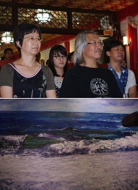 (上圖)畫家曹楷智(前排右一)於戰地建築「勝利山莊」舉行畫展。(下圖)大號油彩《鐵板沙灘》,畫刀筆觸轉化浪濤向沙灘湧上的動態於凝視之中。(圖/文:蔡子岳)
