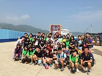 來自新竹的「音比沙」服務學習團隊與花蓮縣宜昌國中童軍伙伴跨校合作,一起搭船前來馬祖協助辦理102年全縣大露營,他們也在這次的活動中認識馬祖這一塊最北疆的國土。(圖:介壽國中提供)