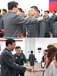 (上 圖)任指揮官對晉陞人員實施授階。(下 圖)任指揮官向志工媽媽團隊頒發聘書。(圖/文:呂則賢)