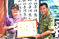 　前北竿大砲連連長葛修邦致贈具歷史價值之剪報。（圖／文：劉書凱）