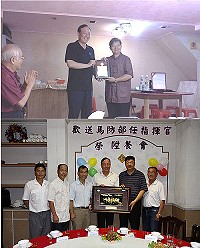 馬防部指揮官走馬換將,原指揮官任季男榮調第六軍團副指揮官,職缺由陸軍司令部戰訓處長陳曉明接任。(上圖)縣長楊綏生在赴星澳考察前宴請及致贈榮譽縣民證;(下圖)立委陳雪生、議長陳貴忠設宴歡送及致贈紀念牌,感謝他任內積極協助地方事務,展現軍民一家的精神,來馬視察的交通部長葉匡時(左三)也到場作陪及祝賀。(圖/文:曹重偉)
