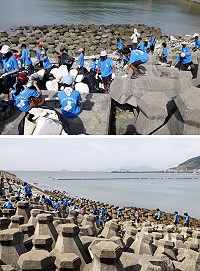 全縣大露營學子下鄉關懷社會,特別前往清水舉辦淨灘活動,營隊學子在社協幹部帶領下前往珠山電廠堤防清理海漂垃圾,有不少學子是來自外島,對於能在南竿參加淨灘及親手讓海邊恢復整潔感到相當興奮。(圖/文:曹重偉)
