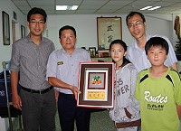 　孩子們上下學的堅實守護者！介壽校長陳書安及家長會長曹爾章陪同兩位學生代表前往縣警局致贈感謝狀，感謝警察風雨無阻，在校門口為同學交通安全把關。（圖／文：劉秋月）  