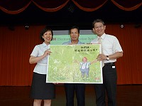 　台北市東湖國小校長翁繩玉（右一）引薦財金資訊公司捐贈1200冊繪本給馬祖學校，教育局局長邱金寶代表接受，並致贈感謝狀，感謝其對離島推動閱讀的支持。（圖／文：劉秋月）