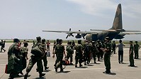 馬祖地區首度旅遊旺季由C130輸運休收假官兵計畫昨天正式啟動,上午軍機順利搭載往返共140位官兵弟兄,而效率之高也讓鄉親豎起大拇指。(圖/文:劉秋月)