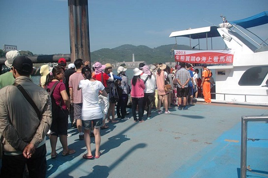 馬管處2013生態賞鷗暨海上看馬祖活動之旅1日上午9時30分出航,圖為首團遊客登船。(圖/龍福旅行社)
