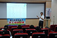 　教育局家庭教育中心舉辦建構最需要關懷家庭輔導網絡志工培訓課程，6月29日分別邀請台師大教授周麗端及台大心理系教授葉光輝主講家庭教育、親子溝通課程與精神疾病，學員獲益良多。（圖／文：劉秋月）