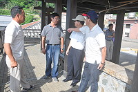 　橋仔漁展館結構老舊又有漏水問題，村長陳尚飛邀有關單位現勘解決之道。（圖／文：陳鵬雄）