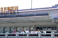 　議長陳貴忠邀工務局、北竿航空站、鄉公所等單位現勘航站公共空間意象及休憩設施改善。（圖／文：陳鵬雄）