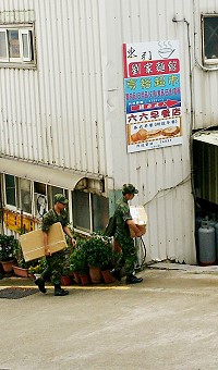 東引南澳路口處新增的商業看板,由零化整,既整齊又一目瞭然。(圖/文:陳其敏)