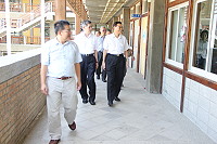 　102年公務人員普通考試昨天馬祖考區與全國同步登場，縣府及考試、監察委員巡視考場馬祖高中。（圖／文：邱竟瑋）