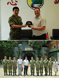 (上圖)陳指揮官代表馬防部致贈加拿大經貿代表處參訪團紀念品。(下圖)陳指揮官協同重要幹部與加拿大經貿代表處合影留念。(圖/文:呂則賢)