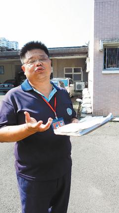 總務科管理員張峻航發想社會勞動人唱軍歌答數制。 記者楊竣傑/攝影