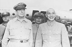 甘迺迪如此關注海峽兩岸問題,而台灣又是甘迺迪的二戰老長官麥克阿瑟將軍(上圖左,摘自網路)口中的「一艘不沉的航空母艦」,因此甘迺迪對台灣一直保持很大的興趣。