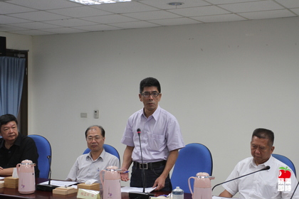 澎湖立委楊曜至金門了解小三通通關方式,右為金門縣立委楊應雄。(王中聖攝)