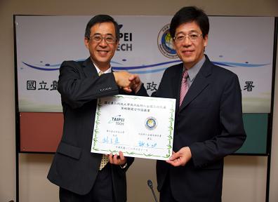 台北科技大學校長姚立德(左)與移民署長謝立功(右)簽署策略聯盟。