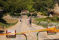 　南竿北海坑道因蘇力颱風來襲關閉，12日仍有旅客疑似因不知情誤闖，馬管處呼籲旅客遵守關閉規定，以策安全。（圖／文：邱竟瑋）