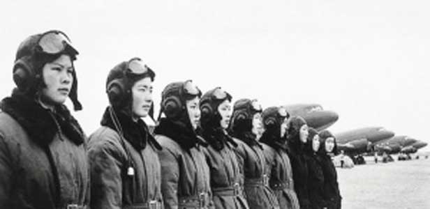 1951年1月初,空軍司令員劉亞樓向女飛行學員們宣布了來自空軍黨委的要求:“5年內不准談戀愛,有男朋友的也要斷掉,下不了這個決心,就不要去航校了。” 中國首批女飛行員資料圖)