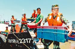 ▲福建全力防颱,福建省長樂市邊防官兵在潭頭鎮福星碼頭幫助漁民轉移船上物資。(新華社)