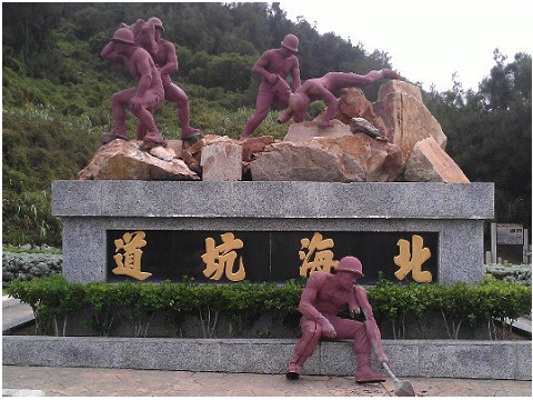 南竿北海坑道前的工兵紀念雕像承受不住蘇力風勢,有一座呈坐姿落於平台下,另一座被吹倒後,狀似在做伏地挺身。(圖/馬管處提供)