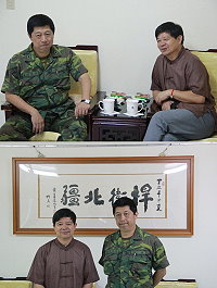 (上圖)連江縣長楊綏生拜會馬防部,由陳指揮官親自接待。(下圖)楊縣長與陳指揮官對於未來的合作有高度共識。(圖/文:呂則賢)