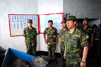 　陳指揮官聽取單位任務簡報。（圖／文：陳柏志）