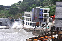　橋仔澳口無遮蔽，颱風湧浪在澳口掀起巨浪。（圖／文：陳鵬雄）   