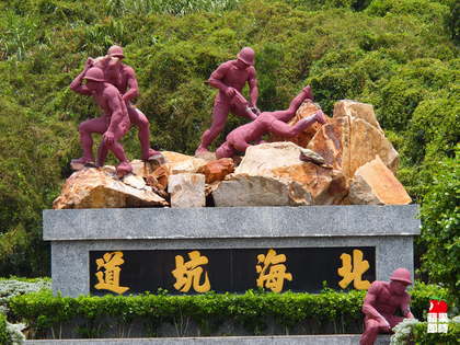 造像屁股朝上天。胡依北攝 