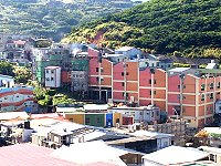 東引南澳民生國宅外牆美化係仿照民宿,雖然有助提升鄉容整體景觀,卻也讓率先營造特色的民宿店家感到不滿,抗議鄉公所抄襲業者的創意。(圖/文:陳其敏)