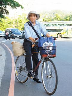 中國大陸福建省退休教師鄭名欣來台,計畫騎自行車環島宣揚兩岸和平理念。 記者邱瑞杰/攝影
