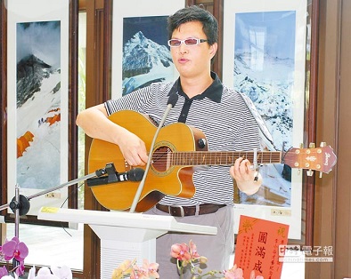 李小石之子李堯創作《聞君遠遊》,彈唱出對父親的無盡哀思。(廖素慧攝)