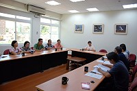 　北竿鄉公所與北竿鄉代會聯袂去縣府為北竿提請多項建議案，以港埠建設及碼頭堤防改善為大宗，另外也建議立榮增飛航班，楊綏生率縣府相關單位代表逐一說明回應。（圖／文：劉秋月）