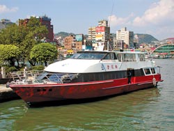 ▲2007年9月1日,專載馬祖、大陸馬尾間小三通的金龍輪,駛抵基隆港保養檢修。(本報系資料照片)