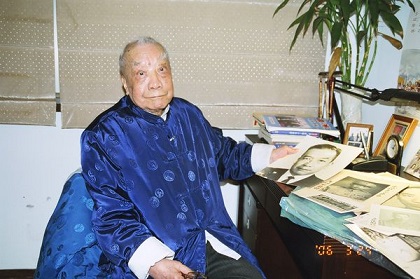 2006年3月接受筆者曹瑞芳專訪的東海部隊119縱隊司令魏耿先生記錄照。（圖／曹瑞芳提供）
